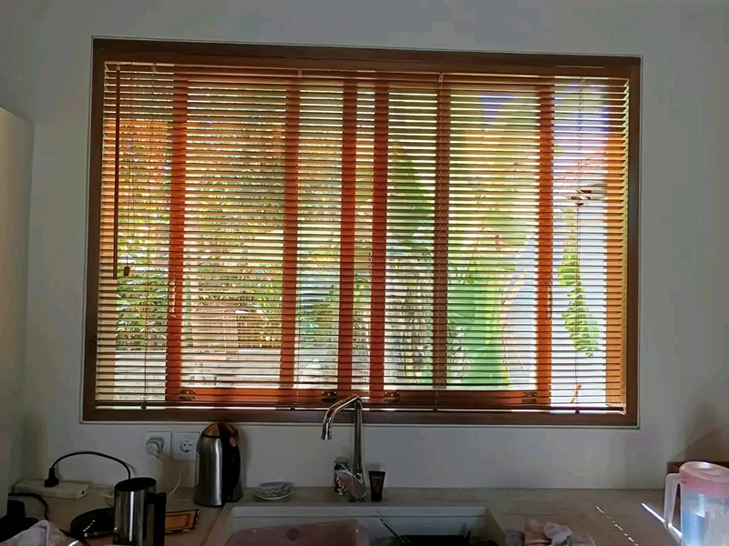 Wooden blind dengan kesan hangat dan natural